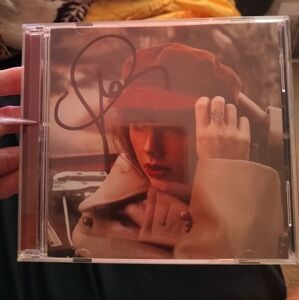 Autographed TAYLOR SWIFT Red CD
